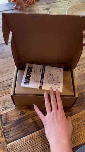 This electric box cutter easily cuts through cardboard