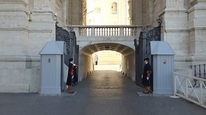 The Swiss Guards debut new uniform without the Medici colors - Rome Reports