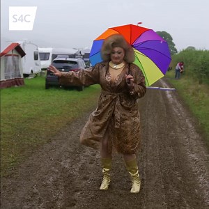 16K views · 431 reactions | Maggi ar Faes yr Eisteddfod Diwrnod 2: Adlenni cynnes, WD-40, baps, tai bach grim ac Angharad Mair!  Maggi Noggi x The Eisteddfod Caravan Park - Name a better duo. We'll wait.  | S4C | Facebook