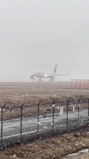 Air France in Skyteam Livery taking off in snow 🇫🇷 #aviation #boeing #airfrance | IzhaarJ