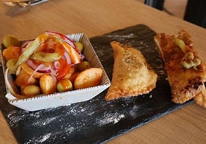 Oreja, empanadillas de carrilleras y unas patatas especiales en un clásico bar del Pinar de Antequera | El Norte de Castilla