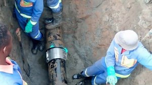 Sinkholes: Municipality acts swiftly Eileen van der Schyff The Municipality of Walvis Bay responded swiftly in the past few weeks to repair sinkholes that formed at several locations across Walvis Bay. Leaking sewer lines are the main reason for sink-holes to form. Namib Times reported on the issue of sink-holes forming in the harbour town in recent editions. Sinkholes, it was explained to the newspaper form when a sewer pipe leaks underground. It erodes the soil and a large hole forms directly 