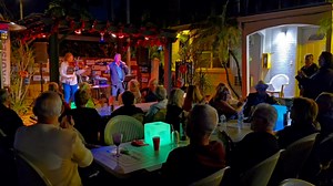 🌴☀️ Le magnifique 5 à 7 du 30 janvier 2026 au Richard’s Motel ☀️🌴 Des sourires, de la musique, des gens qui dansent 💃🕺 On mange, on partage, on rit… une vraie belle soirée entre amis, sous les palmiers du sud de la Floride 🌴✨ Ici, au Richard’s Motel, ce n’est pas juste un endroit pour dormir, c’est une famille, une ambiance, et des moments simples qui font vraiment du bien ❤️ Merci à toutes celles et ceux qui étaient avec nous 🙏 On se revoit très bientôt pour le prochain 5 à 7 ☀️🎉 👉 Rich