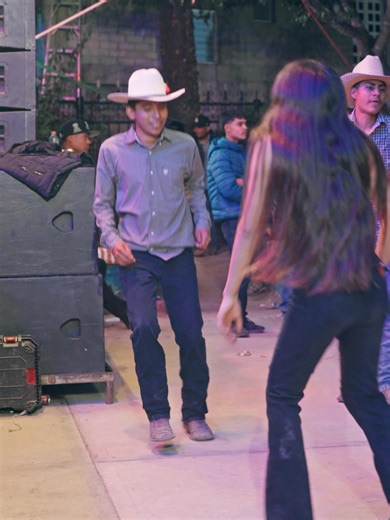 Bailamos al ritmo de la ladronaaa #VELOZDELASIERRA #LALADRONA | dancing