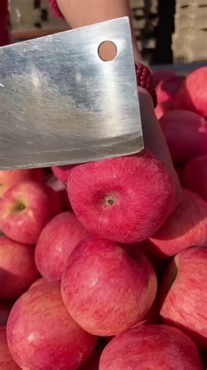 Cutting a Red Apple: A Simple Guide