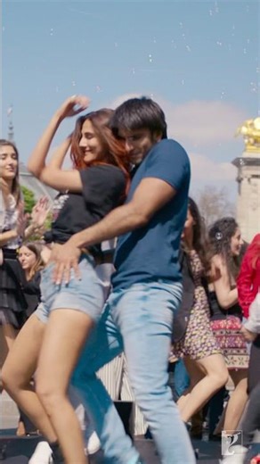 Bringing in the weekend with this vibe 🫶🏻 | #NasheSiChadhGayi | #RanveerSingh | #VaaniKapoor