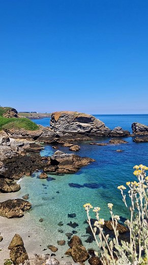 Hellooo 🌿✨ ! Viens, on va faire la plus belle rando de Quiberon entre filles ! 15 km de pur bonheur sur le GR34, en boucle au départ des Viviers à Quiberon. Une rando iodée comme on les aime : la côte sauvage, les falaises déchirées, l’écume salée, les criques turquoise, le vent qui décoiffe et les sourires qui ne quittent pas nos visages. 🌊💙 Ce jour-là, on n’était pas seules : on marchait avec Échappées Salées, l’asso qu’on a créée avec @margot_outdoor pour rassembler les filles qui aiment l