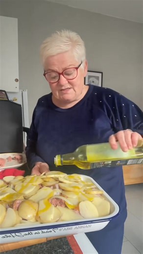 Tasty throw back of Nannabeas style corned beef hash and gravy #cornedbeefhashandeggs | Nannabea Cooking