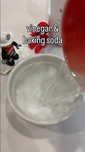 Baking Soda verse Vinegar - Understanding the basics of Baking 101 #chemicalreaction #shorts