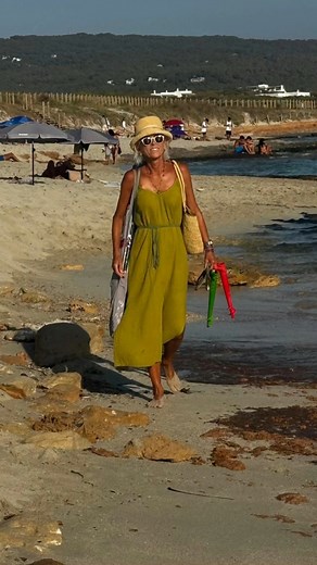 Bye bye isola bella. Oggi ufficialmente per noi è finita "l'estate", si rientra in città e come ogni anno viviamo sentimenti opposti: da una parte c'è la voglia di tornare mentre dall'altra non vorremmo mai doverlo fare. Come sempre i nostri smartphone saranno pieni di ricordi, così come il nostro cuore. So che lo dico spesso, ma niente mi rigenera come questa Isola e come questo mare. Buona giornata a tutti e buon rientro a chi come noi è sulla via di casa. | Paola Marella