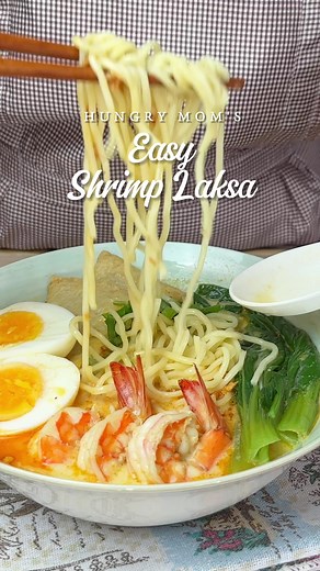 EASY SHRIMP LAKSA 3 cloves garlic, chopped 1 thumb ginger 8-10 pcs shrimps Fish Cakes 1 packet Laksa paste 1 cup coconut milk 2 & 1/2 cup water 1 chicken broth cube Salt & Pepper to Taste Additional Toppings: Soft Boiled Egg Chopped spring onion Steamed bokchoy Fried Garlic Egg Noodles, Vermicelli or Wheat Noodles #laksa #shrimplaksa #hungrymomcooking