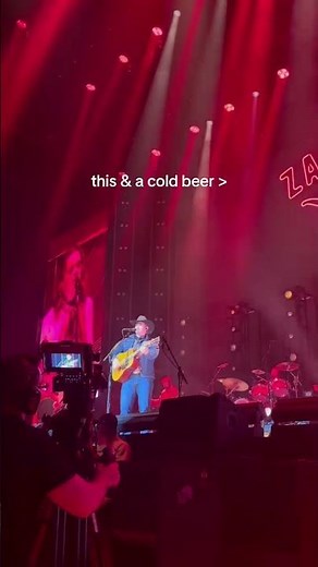 Zach Top on stage last night at the O2 in London for C2C Festival! 🍻🎸