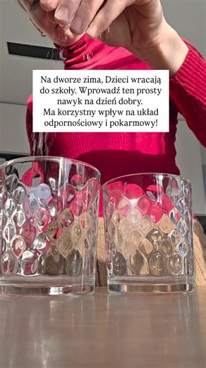 Na dworze zima, Dzieci wracają do szkoły. Wprowadź ten prosty nawyk na dzień dobry. Ma korzystny wpływ na układ odpornościowy i pokarmowy! Szklanka CIEPŁEJ wody na dzień dobry, to proste, tanie i wspaniałe wsparcie zdrowia u podstaw, czyli... OD BRZUSZKA 💚 💧Kiedy? Codziennie rano, po wstaniu z łóżka i po umyciu zębów. 💧Jaka woda? Ciepła, przegotowana, koniecznie ze szczyptą naturalnej soli kamiennej. 💧Ile wody? U Dzieci każda kropla jest na wagę złota. Nie zmuszaj do wypicia dużej ilości, wy