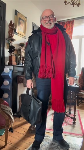 Jean-Michel Descamps-Carré, antiquaire et décorateur | Un dimanche, des fleurs, le Clos Palmyre Un saut de puce jusqu’au marché de Wazemmes, le choix des fleurs, puis le retour à la maison.... | Instagram