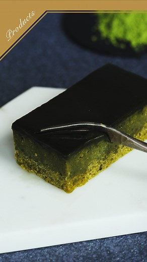 横濱元町 霧笛楼 on Instagram: "和と洋の粋が織りなす、至高の抹茶チョコレート菓子 \ 新発売 /「横濱煉瓦 抹茶」 霧笛楼の看板商品「横濱煉瓦」に新しい仲間「抹茶」が加わりました🍵🤍 濃厚なチョコレート生地と、抹茶の繊細な風味との調和を追求。 口に入れた瞬間に上品な抹茶の風味が広がります。 濃厚な質感と抹茶の風味を感じてくださいませ✨🍃 #横濱煉瓦 #横濱煉瓦シリーズ #横濱煉瓦抹茶 #抹茶 #新発売 #チョコ #チョコレート #横浜元町 #霧笛楼 #洋菓子 ＃洋菓子店 #横浜 #yokohama #motomachi #mutekiro"