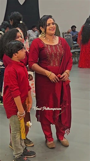 സാധാരണക്കാരെ പോലെ ഫോട്ടോ എടുക്കാൻ ക്യൂവിൽ നിൽക്കുന്ന പ്രജുഷ #prajusha #parvathisiyer