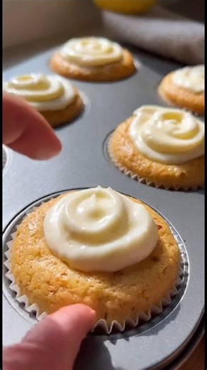 Clean Keto Viral Cream Cheese Lemon Swirl Muffins 😋 #lowcarb #lowcarbrecipes | Easy keto recipes