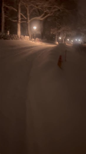 Va ju ”smart” och ställde bilen uppe på kyrkogården för dom är alltid så snabba på att ploga och knatade upp med skyffel i högsta hugg nu på kvällen för att skotta bort vallen som jag ju visste skulle vara bakom min bil. Joru inte va det plogat inte… en jäkla massa skottande senare kom jag loss och kom upp i sån fart att jag kom ut på stora parkeringen som inte heller var plogad och där fick den stå. Återstår att se om jag kan ta mig till jobbet imorgon. 😓 | Maria Devert