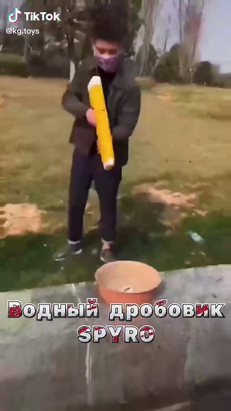 Spyra One — водяной пистолет, который стреляет водяными пулями на расстояние 7,5 метров. Один выстрел равен 30 мл. воды. Spyra по нажатию на кнопку автоматически заполняет резервуар на 25 выстрелов за 14 секунд. Причем не важно, где вы набираете воду: насосная система защищена фильтром, поэтому можно не бояться, что грязь или мусор попадут внутрь. Дисплей на пистолете показывает сколько выстрелов осталось. Аккумулятора на 2100 mAh хватает на целый день или на 45 циклов перезарядки, а это 1125 вы