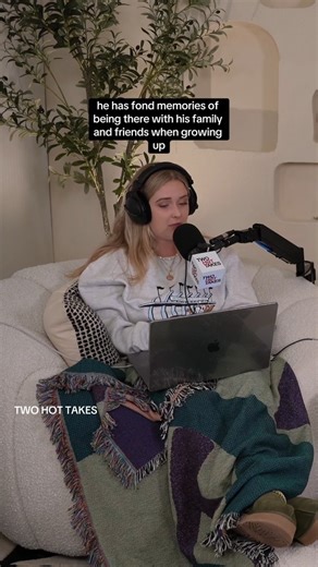 Who do you think is in the wrong here? . . . . #relationships #relationshiptips #relationshipcoach #relationshipadvice #petpeeve #relationshipbuilding #relationshipproblems #lovelife #lovestory #podcast #podcast #RedditAITA #reddit #redditmemes #redditposts #redditthread #redditpostings #redditreadings #redditreadings #redditstorytime | Two Hot Takes