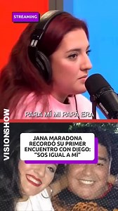 📢 Jana Maradona contó en el streaming Gelatina, durante su participación en el programa Circo Freak junto a @videmasi y @maticolombatti, cómo fue su primer encuentro con su papá, Diego Maradona. Relató que en 2014, con 18 años, decidió buscarlo personalmente, más allá de que ya tenía un ADN positivo y un fallo judicial que confirmaban que era su hija. Gracias a una amiga periodista de su mamá, fue hasta un gimnasio en Las Cañitas donde Diego estaba entrenando. Cuando lo vio, él abrazó a su madr