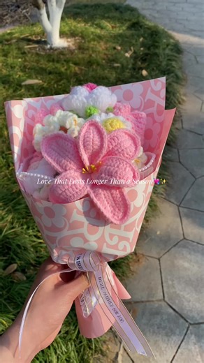 Unlike fresh flowers, this crochet bouquet stays beautiful forever.💐🥰💖#tiktok #fyp #flowers #crochet #valentinesday
