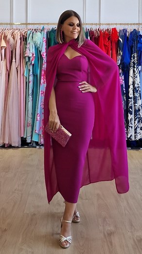 VESTIDO DE FIESTA NOA 99,90€ Tallas de la 36 a la 42 Vestido de fiesta corto y capa. Dos piezas. Capa de gasa de cuello alto plisado, abotonada en nuca y con abertura delantera, y vestido de cóctel midi de falda recta con abertura trasera y corte en cintura. Cuerpo de escote asimétrico de escote corazón con un tirante ancho. Modelo forrado en el cuerpo , con cremallera invisible. Fabricado en España. | Coquette Bon Chic