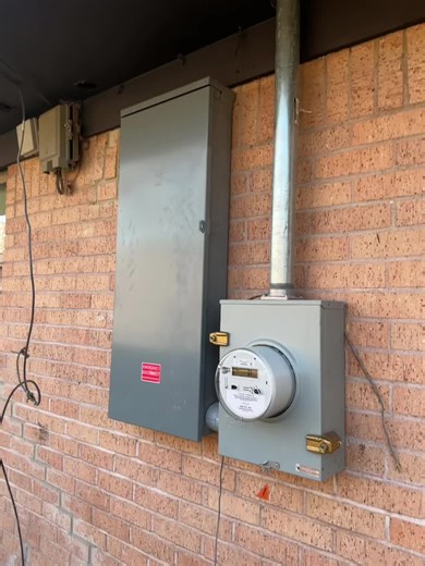 #Lakewood#electricalrepair #badcontractors #fixissues#notcodecompliance Coming behind contractors that do a poor job. We fix all electrical issues and bring it up to code. This meter even had 2locks by power company. Pull permit and do everything right tape coming off service wire connection needed rubber connection/crimp.