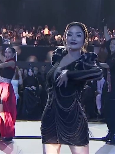 Siti Badriah Memukau Penonton di Atas Panggung