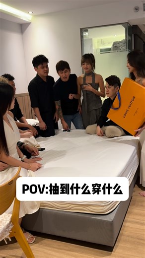 JOSLYN陳凱頤 | 为了一件衣服…差点打起来了 #再不疯狂我们就老了 | Instagram