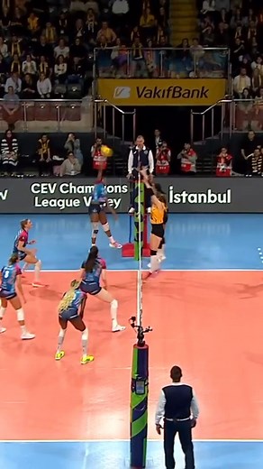 Bringing this Mega rally Gabi bicycle kick save back to the timeline 🦵🏐🤯 Goosebumps. Every. Single. Time. 💥 📺 Watch the #CLVolleyW 2026 LIVE on EuroVolley.TV ➡️ https://link.cev.eu/Subscription #CLVolleyW #CEV #Volleyball #CLVolley #ZerenGroup | CEV Champions League Volley