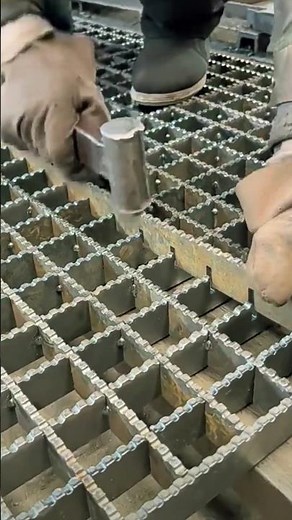Manual assembly of metal grating - Skills that inspire