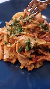 Hatte ja schon länger nix mehr mit Hack gemacht, deswegen dachte ich mir, so ne Pasta wäre schon ne gute Sache. Außerdem war meine Zeit wieder begrenzt. Die Tage will ich mal noch nen Schweinenacken in den Smoker hauen. Video dazu kommt. Zutaten: 400g Nudeln 400g Rinderhack 1 Zwiebel 1 Dose gehackte Tomaten 350ml Gemüsebrühe 1 El Tomatenmark 1 TL Salz, Pfeffer, Paprika, Italienische Kräuter 100g Frischkäse 100g Cheddar #dialekt #osten #rezepte #fyp #fy #ich #einfacherezepte #füreuch #lecker #ein