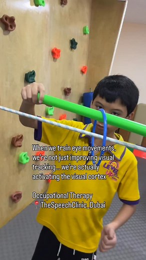 👀✨ Did you know? Working on oculomotor function — the ability of the eyes to move smoothly and work together — is crucial for your child’s development! 💫 When we train eye movements, we’re not just improving visual tracking… we’re actually activating the visual cortex — the part of the brain responsible for processing what we see, coordinating attention, and supporting learning skills like reading, writing, and comprehension. 📚🧠 At The Speech Clinic, we integrate fun, movement-based visual a
