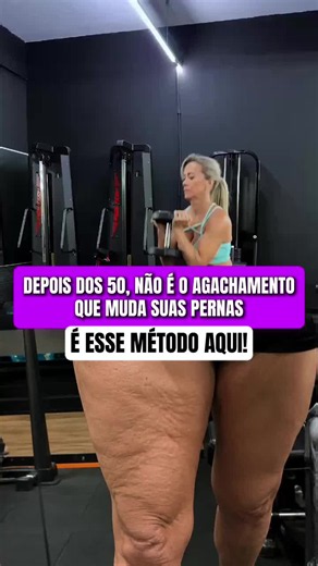 Mulher, se você já passou dos 40, 45, 50 anos e quer eliminar a flacidez da perna e também queimar gordura, você precisa entender uma coisa ⚠️ O agachamento é um ótimo exercício, mas para realmente potencializar seus resultados, você precisa ter uma boa amplitude no movimento 💪🏼🔥 Quando você melhora sua amplitude, você aumenta o recrutamento muscular, o tempo sob tensão e sua funcionalidade metabólica, tornando o exercício muito mais eficiente para construir massa muscular e queimar gordura a