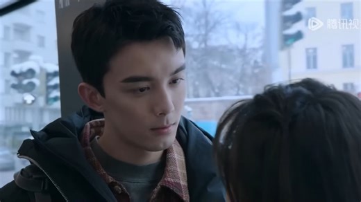 The young couple couldn't bear to part on the bus. #cdrama 全程姨母笑！公交车上腻歪不停，牵手摸头还不够，分开时的对视甜炸了！ #WuLei #tvdrama #cp | 治愈良剧 Curative drama