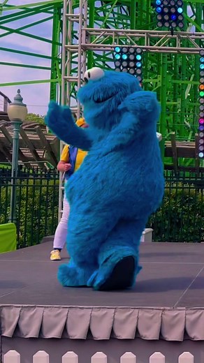 Elmo, Zoe y Cookie Monster tienen los movimientos