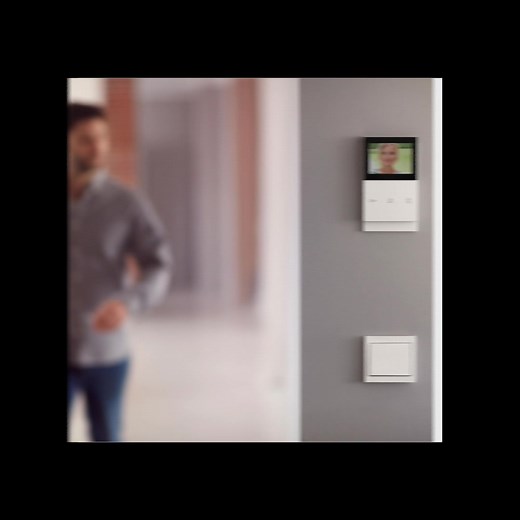 Makover für Immobilien? Mit der eleganten Elcom motion nichts leichter als das! Die IP-Außenstation funktioniert mit allen Elcom 2Draht Innenstationen. Unser Elcom motion Controller wandelt im Verteiler IP-Signale von der Außenstation in 2Draht Signale um. Weitere Infos unter: ℹ️ https://hager.click/elegante-elcom-motion | Hager