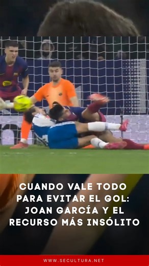 Noticias y cultura on Instagram: "Joan García no llegaba al cruce y, para evitar el gol del Espanyol, tomó una decisión tan inesperada como efectiva: empujó a su propio compañero, Gerard Martín, y lo usó como último recurso para tapar el disparo 🤣⚽ Sí, leíste bien. El arquero del Barcelona entendió que no llegaba con las manos… y resolvió con picardía pura. Un movimiento rápido, improvisado y totalmente fuera del manual, que terminó salvando la jugada en medio del desconcierto general. “¡No se