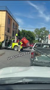 🕒 15:52 h En estos momentos se está cerrando la esquina de Arista con Mariano Ávila, debido a la manifestación que continúa desarrollándose sobre avenida Carranza. 👮‍♂️ Elementos de vialidad están realizando el cierre para canalizar la circulación. 📍Si planeas transitar por esta zona o dirigirte al Centro Histórico, te recomendamos tomar rutas alternas o desplazarte a pie. SLPconduceYa.com 📞 4444152964 🏫 Coronel Ontañon 405, barrio de San Miguelito | SLP Conduce Ya . Com