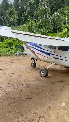 Cessna Despegando en la Selva Amazónica
