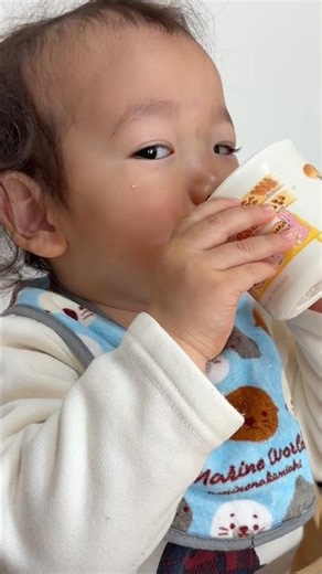 ちゃんと見てるか飲みながら監視する1歳。コップ飲みができるようになったので褒めてもらいたい笑 #孫が可愛い #1歳 #ばあばと孫 #赤ちゃん #赤ちゃんのいる生活 #日常