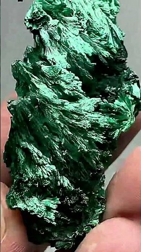 THE MAGIC AND MYSTICAL PROPERTIES OF MALACHITE: THE STONE OF TRANSFORMATION 💚✨