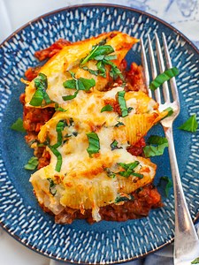 Baked Cheese-Stuffed Pasta Shells (video)