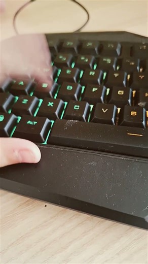 DO NOT BUY THIS KEYBOARD #youtubeshorts #keyboard #helpmemakethismakesense