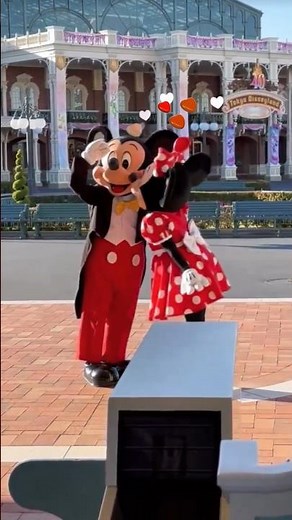 Minnie KISSES Mickey in Tokyo Disneyland #disney #disneyparks #mickeymouse