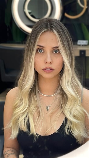 ✨ Um loiro de arrancar suspiros. ✨ Quando o loiro perde harmonia, profundidade e brilho… não é refazer, é corrigir com inteligência. Cada tom foi ajustado, cada contraste foi pensado, cada detalhe foi respeitado. Nada forçado. Nada genérico. Só um loiro elegante, luminoso e saudável exatamente como deve ser. 💛 Correção de cor não é sobre clarear mais… É sobre saber onde intervir. E quando o olhar é de especialista, o resultado fala por si. 💬 O que você achou dessa transformação? Comenta aqui �