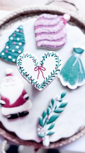 Christmas Heart Wreath🌲♥️ I remake this design every year, but this time I saw @themillerswifecustomcookies put her own spin on it—and that adorable little bow? I couldn’t resist adding it too 🤭. It takes the whole cookie to a new level of festive magic! Cutter Inquires @cameliacutters #cookiedecoratingvideo #cookiemagic #wreathcookies #christmascookies #sprinkleseverywhere | Oh Baby Bakery