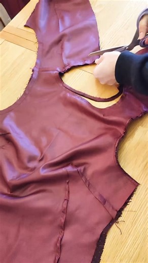 How to line a sleeveless dress or bodice without any hand sewing. Most sewing patterns will tell you to hand sew the lining at the shoulder seams, but with this bagging out method there is no need for any hand sewing just follow these few simple sewing steps: 1 sew lining shoulder seams and the bodice shoulder seams then sew the lining to the main fabric right sides together at the neckline and armholes 2 trim and grade the seams and clip the curves for a nice neat finish 3 grab the hem end of t