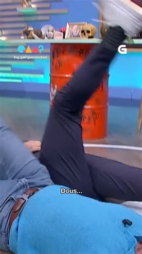 Ricardo Saavedra e David Amor realizan un novo reto viral para o 2026 😁 Quen gañará no pulso de pernas? 🦵🏻 Podes ver o último programa do 'Quen anda aí?' en tvg.gal/quenandaai | Televisión de Galicia